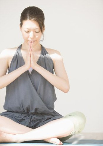 教你如何自己丰胸 六式瑜伽动作成就完美身材