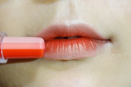适合咬唇妆的口红颜色有哪些 揭咬唇妆涂抹要点