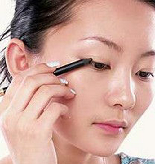 初学化妆画眼线 画眼线的基本手法