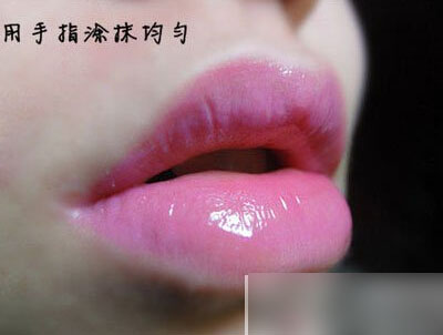 学习韩国咬唇妆的画法 来个妆容大变革