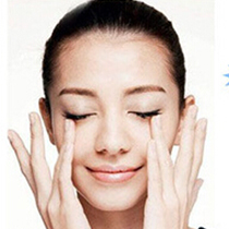 掌握眼霜的正确使用方法 使眼霜能充分吸收并发挥能效