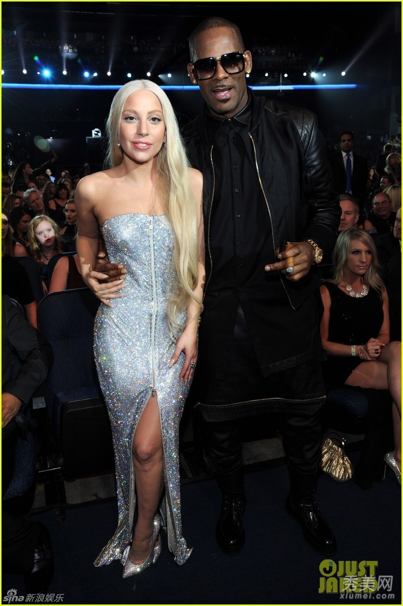 欧美女星Lady Gaga玩电话性骚扰 与黑人男星R.Kelly联手