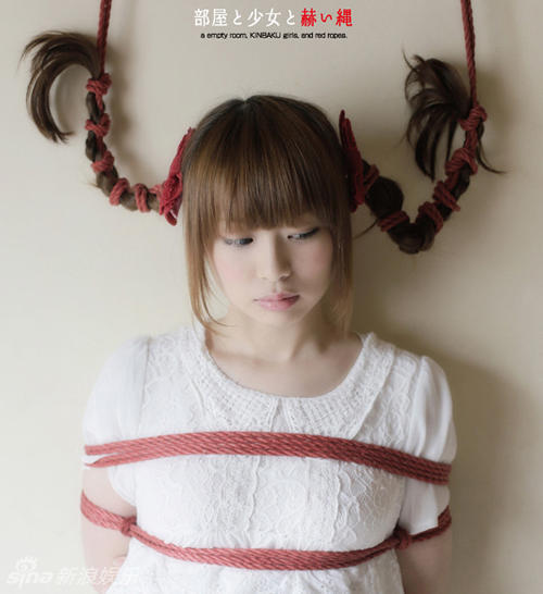 日本摄影师岛圭一郎变态捆绑写真 清纯正妹被红绳捆绑