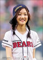 李侑菲时尚写真图片 担任首尔棒球比赛开球嘉宾
