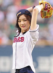 韩女星李宥菲为棒球赛开球 担任开球嘉宾娇俏可爱