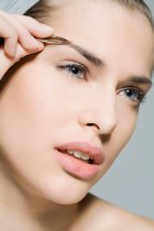 不同脸型眉毛的修法 需根据脸型眼型眉型综合考虑