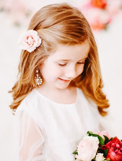 可爱花童发型推荐 打造婚礼中的小天使