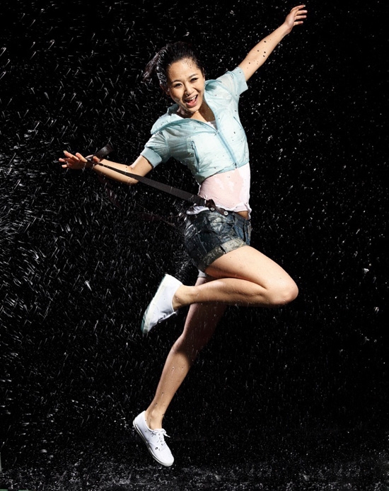 杨紫写真雨中玩篮球