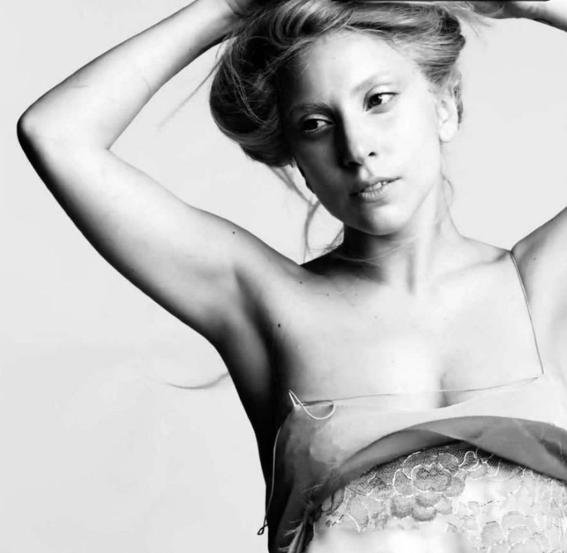 Gaga跳疯狂芭蕾 大胆撩衣