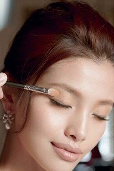 韩式新娘妆的画法步骤 清新妆容自然落成