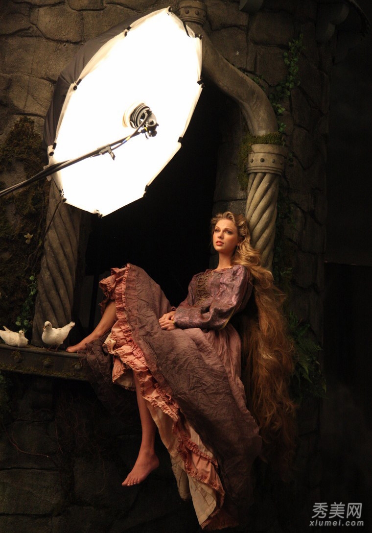 女星泰勒·斯韦福特最新写真大片 变身迪士尼长发公主