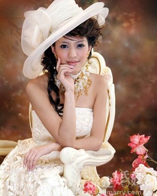 2013最新时尚新娘盘发发型 新娘也玩帽子