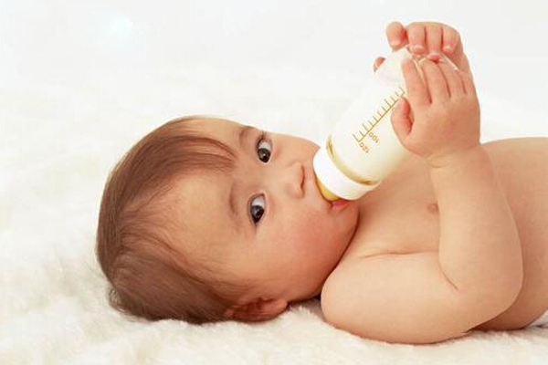 婴儿呛奶怎么急救 婴儿呛奶急救方法措施