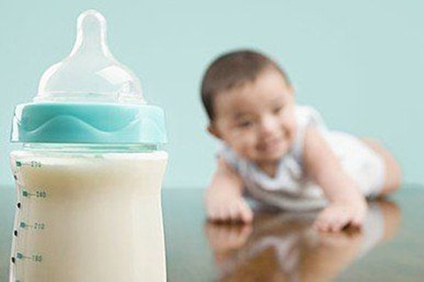 如何正确冲奶粉给婴儿 十妈九犯的冲奶粉误区