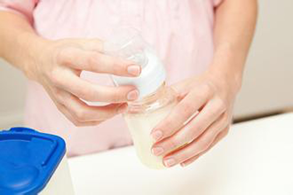 如何正确冲奶粉给婴儿 十妈九犯的冲奶粉误区