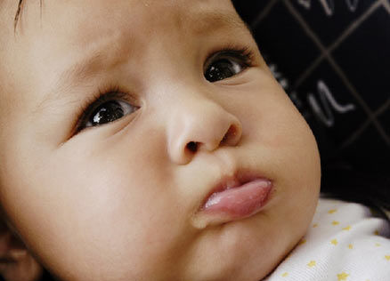 婴儿吐奶的原因和处理方法 喂奶注意事项