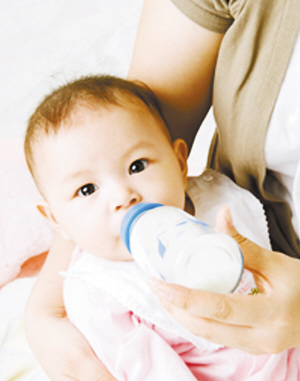 奶瓶危害宝宝健康 宝宝衔着奶瓶或奶嘴入睡有危害