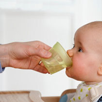 如何给宝宝喂水才健康 学习给宝宝喂水注意事项