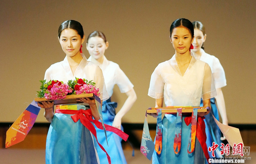 2014仁川亚运会制服展出 蓝白搭配最炫韩国风