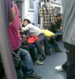 搞笑图片地铁里的雷人睡姿 万恶的标题党我恨死你了