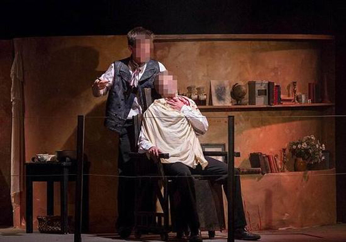 学校剧团演出理发师陶德 两学生演员被割喉血溅舞台
