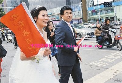 郑州新娘披婚纱闹市管交通