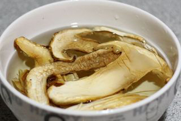 松茸焖饭的做法 完美的展现松茸的美味
