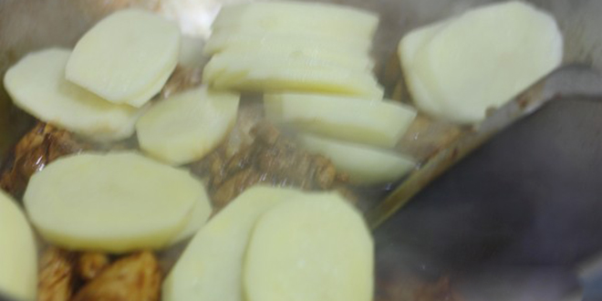 土豆烧鸡块的做法 家常菜的详细步骤
