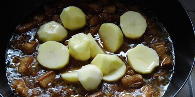 土豆红烧肉的家常做法 香嫩酥软便于烹饪