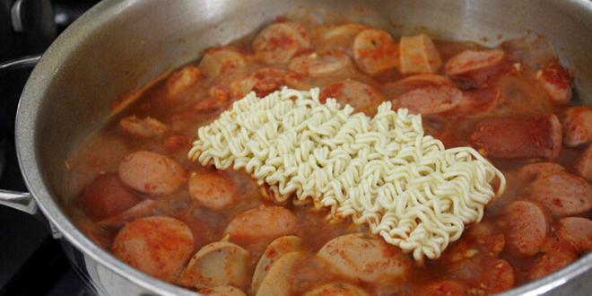 韩式部队锅的做法 美味可口惹人爱