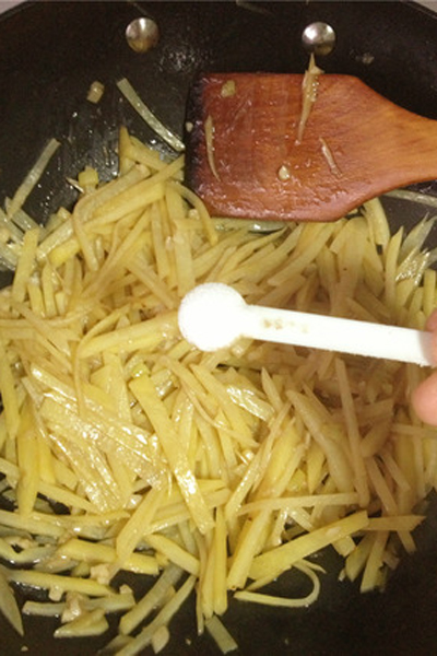 醋溜土豆丝的家常做法 咸中带酸口感脆爽