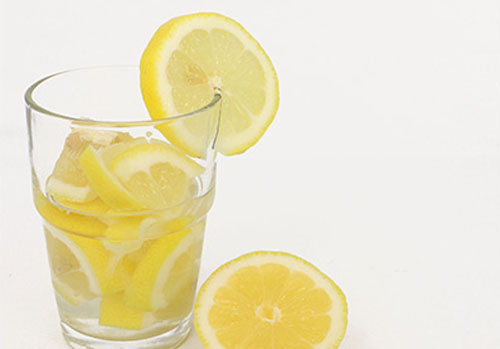 泡柠檬水的正确方法 泡柠檬水是用冷水还是热水好