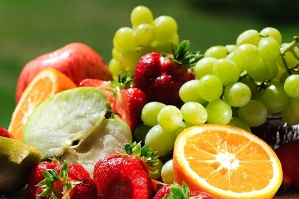 夏天吃水果可以美白肌肤 但要注意别吃错了