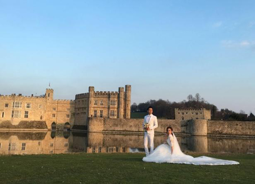 杨怡罗仲谦注册结婚 英国城堡前拍婚纱照