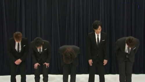 日本组合SMAP不解散 五成员齐现身鞠躬道歉
