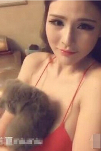 嫩模苏夏分享逗猫视频 衣服肩带被扯显尴尬