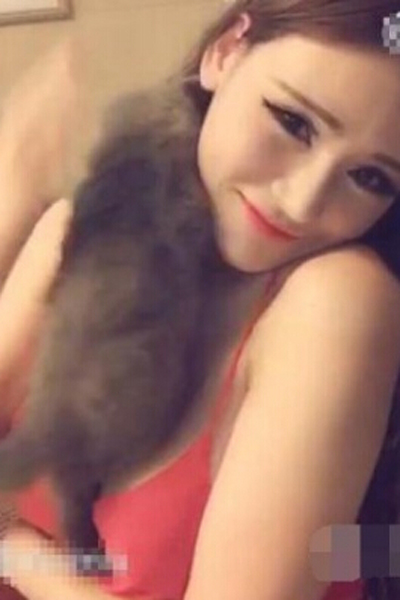 嫩模苏夏分享逗猫视频 衣服肩带被扯显尴尬