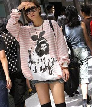 2012李孝利最新街拍 教你韩版卫衣怎样演绎经典时尚