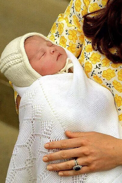 凯特王妃顺利产下女婴 小公主正面照曝光