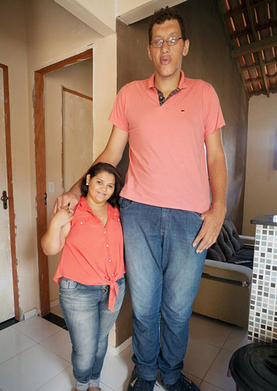 巴西第一巨人迎娶1.5米新娘 两人身高差0.9米