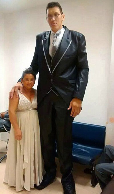 巴西第一巨人迎娶1.5米新娘 两人身高差0.9米
