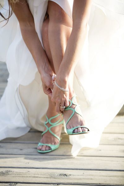 新娘婚鞋什么颜色好 关键要与礼服搭配
