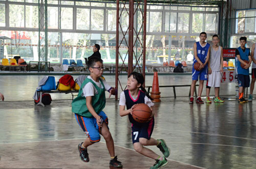 篮球小萝莉范蕊雅个人资料 球技惊人引喝彩