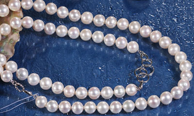 如何挑选珍珠项链 需结合自己年龄与链珠颜色大小等
