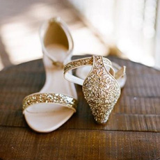 结婚新娘鞋子与着装的搭配技巧 打造婚礼上的完美新娘