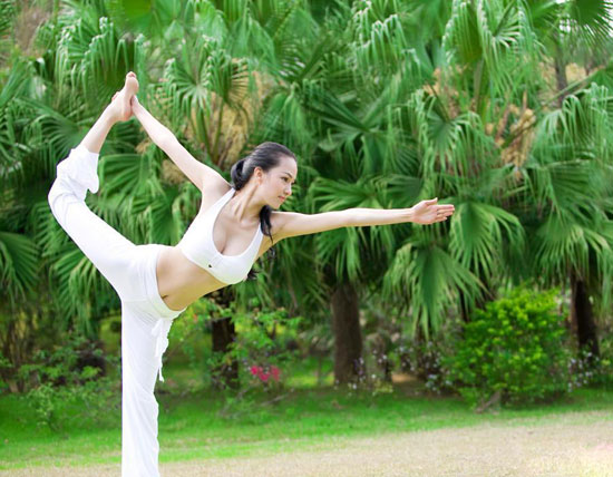 练瑜伽穿什么衣服 瑜伽健身套装的选择与品牌介绍
