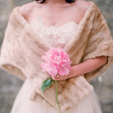 如何选择新娘披肩 在冬季让美丽与温暖兼顾
