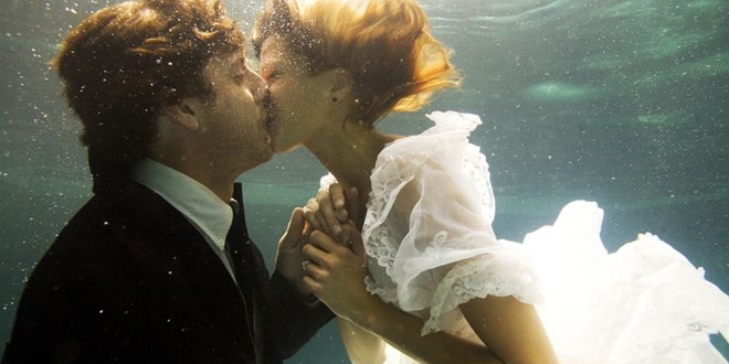 拍摄水下婚纱照技巧 打造独享的浪漫