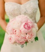 结婚用的手捧花与婚纱搭配技巧 成就完美而动人的时刻