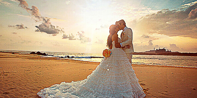 海边婚纱照姿势 展示情意缠绵的感觉
